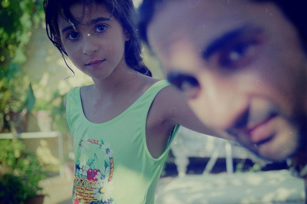 Una imagen antigua de padre e hija