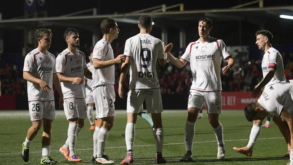 Los jugadores de Osasuna felicitan a Raúl García de Haro por uno de sus goles ante el Sant Jordi. Los jugadores de Osasuna felicitan a Raúl García de Haro por uno de sus goles ante el Sant Jordi.