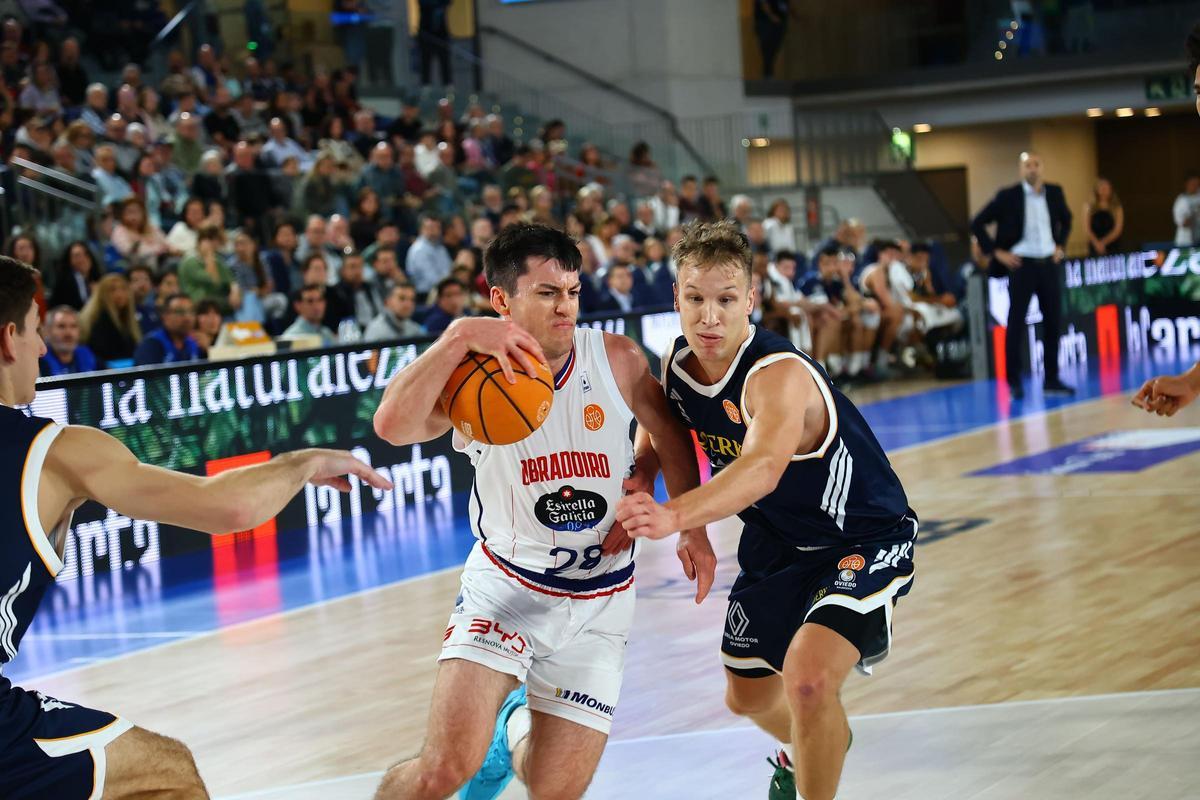 Barcello aguanta el balón ante la oposición del defensor ovetense.