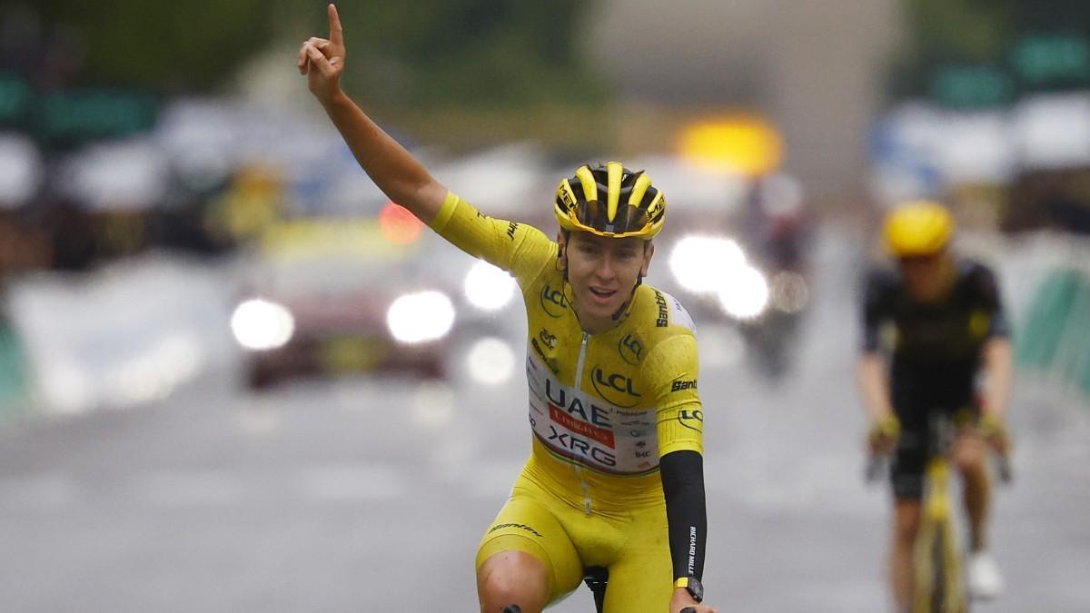 Pogacar, al cruzar la meta final en los Campos Elíseos