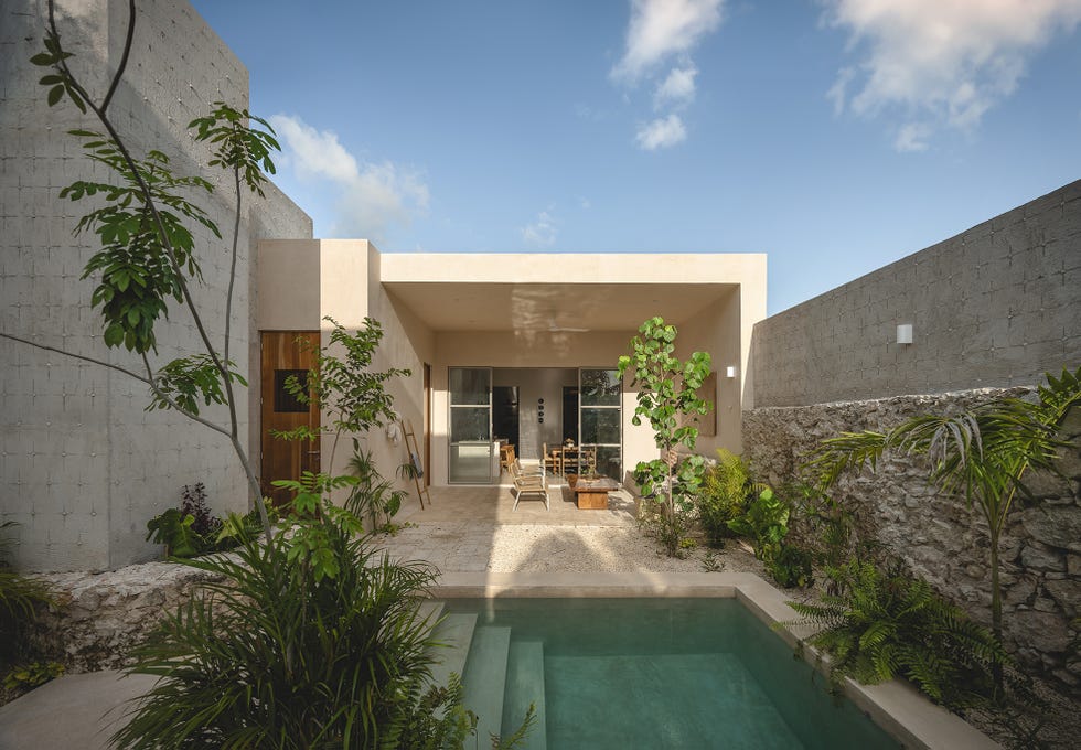 nada hace pensar que tras una sencilla fachada se encuentra una casa de mediados del siglo pasado, reformada, con patio y piscina