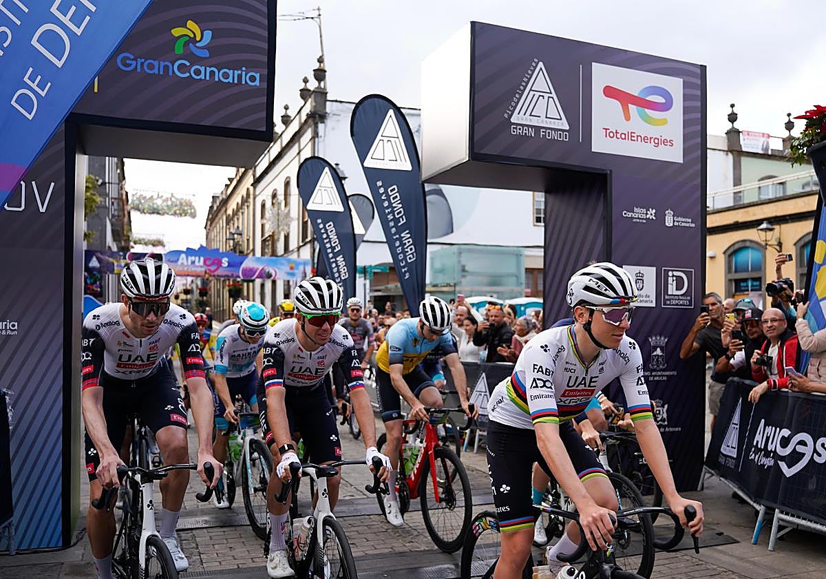 Imagen principal - Tadej Pogačar capitaliza la atención en la TotalEnergies Gran Fondo Pico de las Nieves 2025