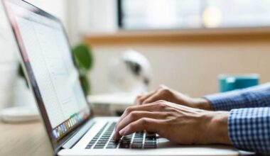 manos tecleando en un pc