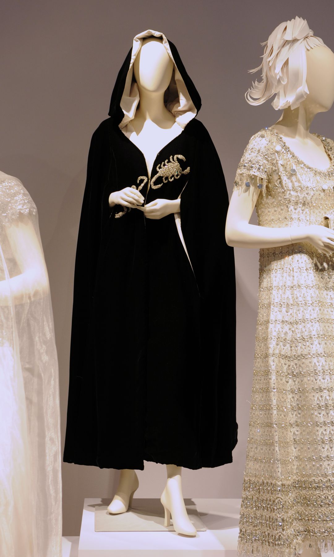 Sobre estas líneas, la capa de terciopelo negra, de Dior, con la que la estrella sorprendió en la cita y que llevaba un escorpión bordado