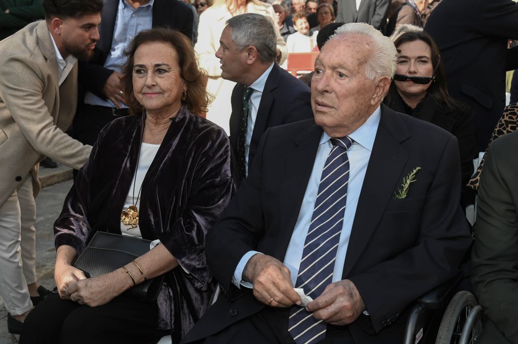 Curro Romero y su mujer, Carmen Tello, durante la inauguración del busto del diestro este sábado en Sevilla