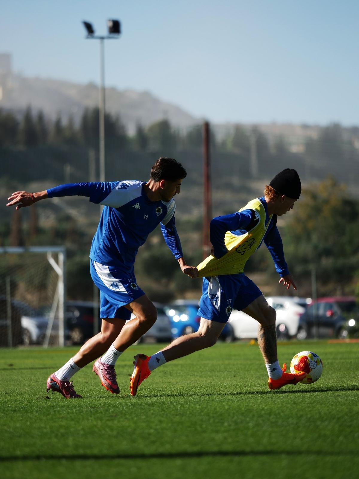 Jeremy de León y Unai Ropero, durante un entrenamiento preparatorio antes de la visita del Betis Deportivo a Alicante.