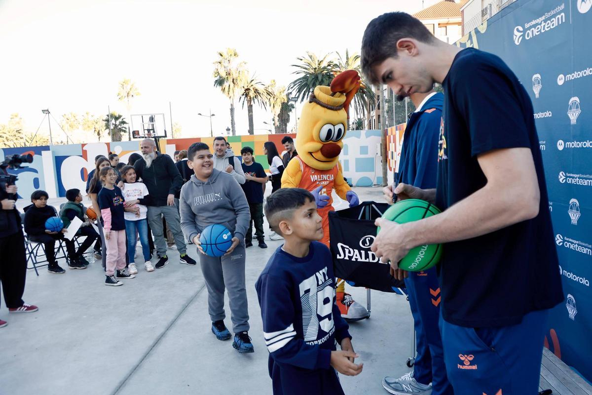 de Larrea firmó autógrafos a los niños