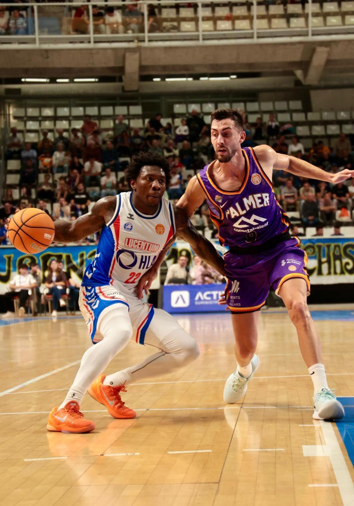 Walker bota el balón ante la defensa de un rival