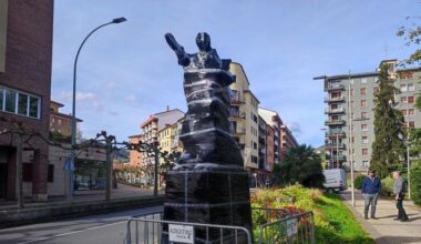 El reencuentro de los hermanos Oteiza en las calles de Azkoitia