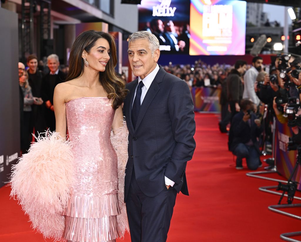 Amal Clooney y George Clooney en el estreno de Jay Kelly en The Royal Festival Hall de Londres, el 10 de octubre de 2025