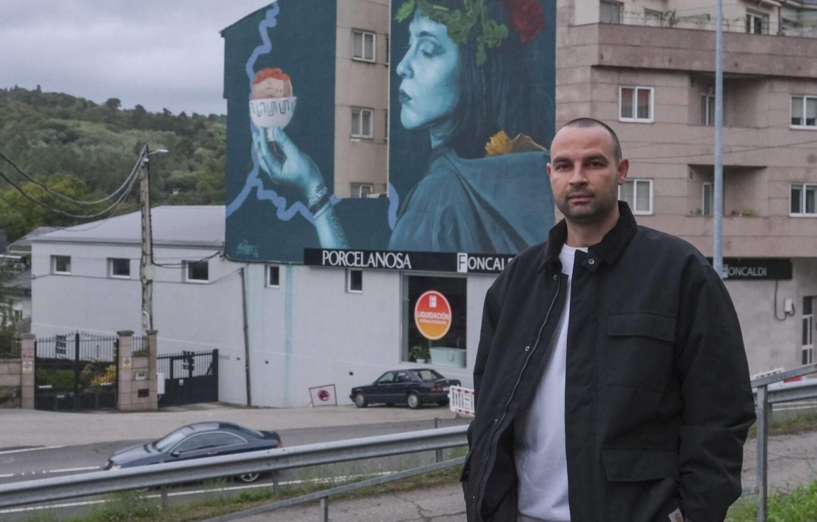 Mon Devane, ante su mural.