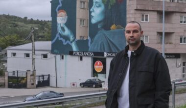 Mon Devane, ante su mural.