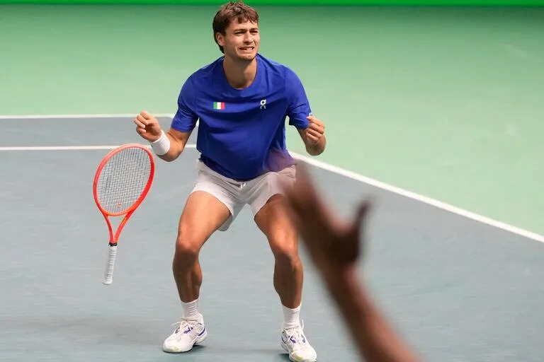 Emocionado, Cobolli empieza a festejar un triunfo que le dio el 2-0 a Italia contra Bélgica, y con ello, el pase a la tercera final sucesiva de Copa Davis.