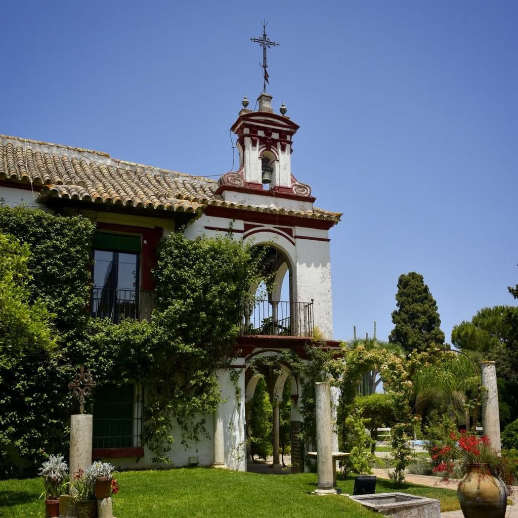 La Hacienda Santa Eufemia está a tan sólo cinco minutos de Sevilla, se asoma a la Vega del Guadalquivir esta preciosa Casa Solariega del S.XVII