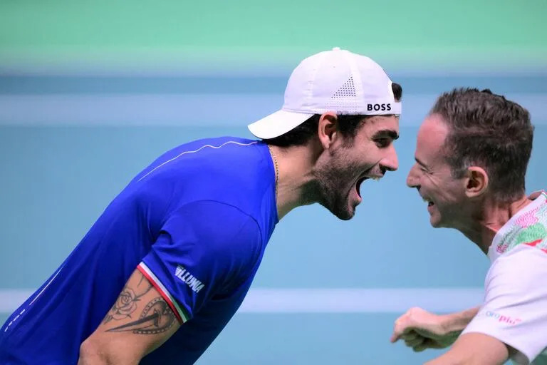 Eufórico festejo entre Matteo Berrettini y el capitán Filippo Volandri; Italia ganó una serie espectacular frente a los belgas.