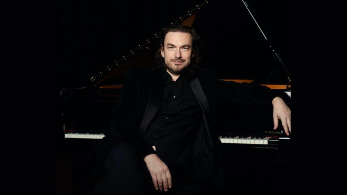 Maciej Pikulski, al piano.