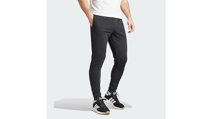 Vista de los pantalones de Adidas con descuento en Amazon.