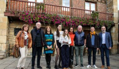 Laukiz honra el legado de ‘Lauaxeta’ con una escultura