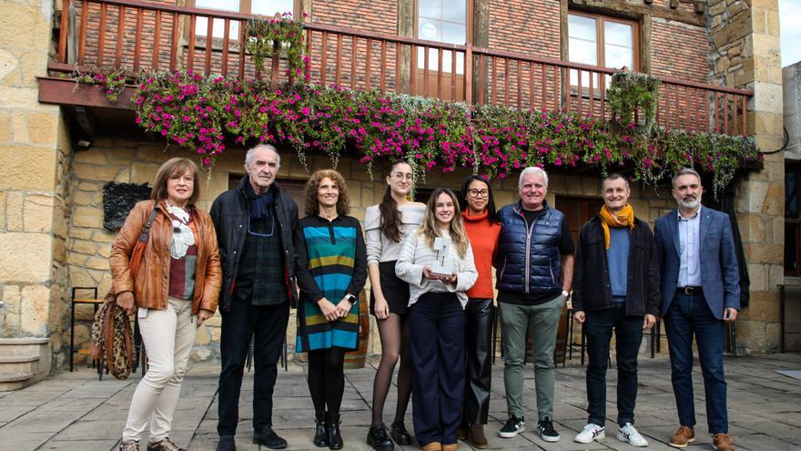 Laukiz honra el legado de ‘Lauaxeta’ con una escultura