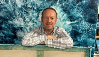 Guillermo Simón, con una de sus obras