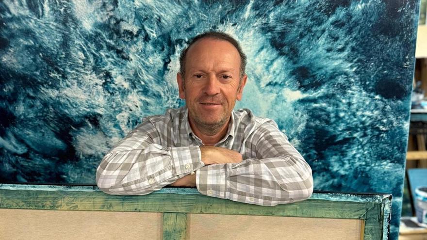 Guillermo Simón, con una de sus obras