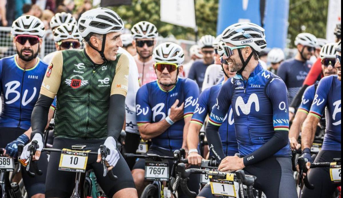 Miguel Indurain y Alejandro Valverde, en la salida de la Quebrantahuesos