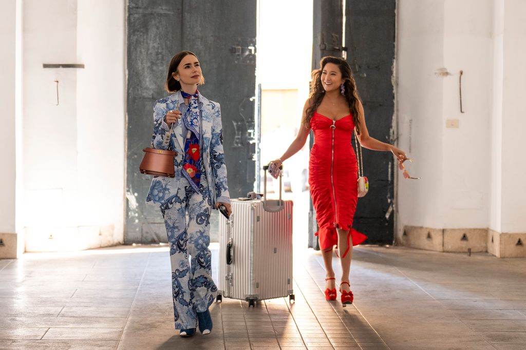 Mindy sigue a Emily hasta Italia