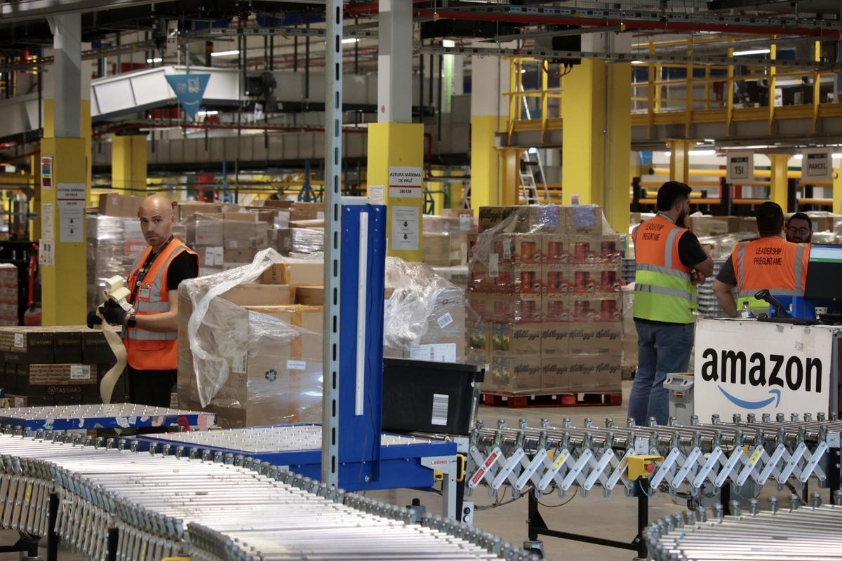 Preparación de paquetes y pedidos en el interior del centro logístico de Amazon en Murcia.