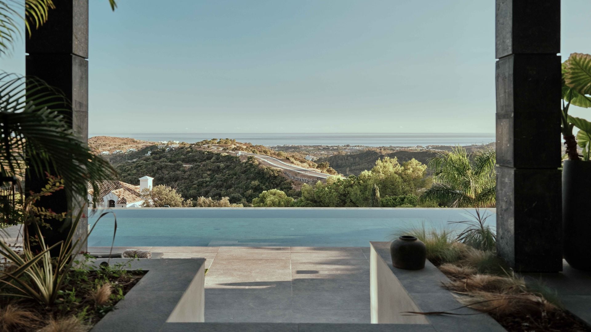 Piscina infinita con vistas a la montaña y al mar 