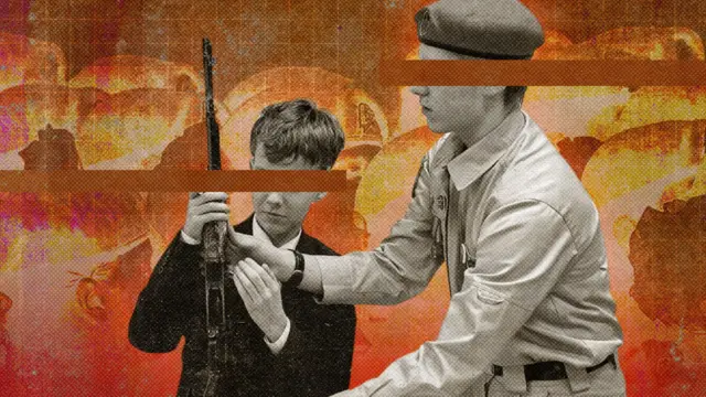 Un niño pequeño con uniforme escolar sostiene un rifle. Un adolescente mayor, con boina y uniforme de estilo militar, está de pie junto a él. Sus ojos no se muestran para proteger su identidad.