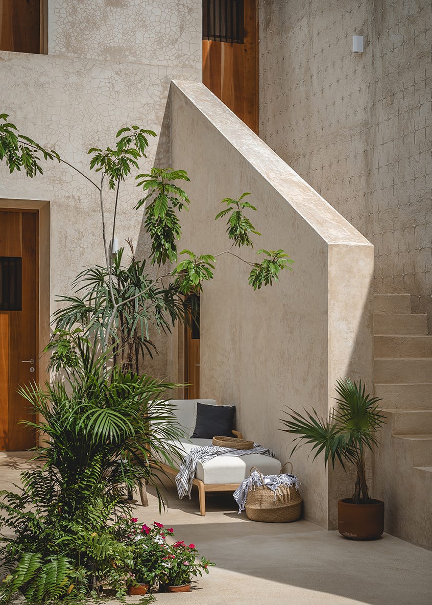 nada hace pensar que tras una sencilla fachada se encuentra una casa de mediados del siglo pasado, reformada, con patio y piscina