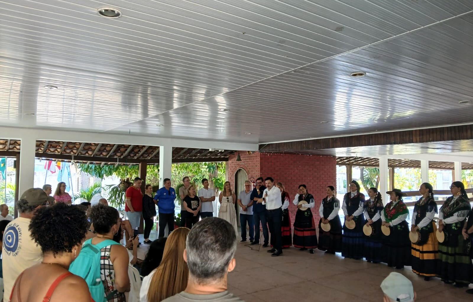 Miranda destaca en Salvador de Bahía el papel del Centro Recreativo União do Río Tea: "Son un ejemplo de cómo la colectividad gallega mantiene viva su cultura a miles de kilómetros de Galicia" | GaliciaAberta