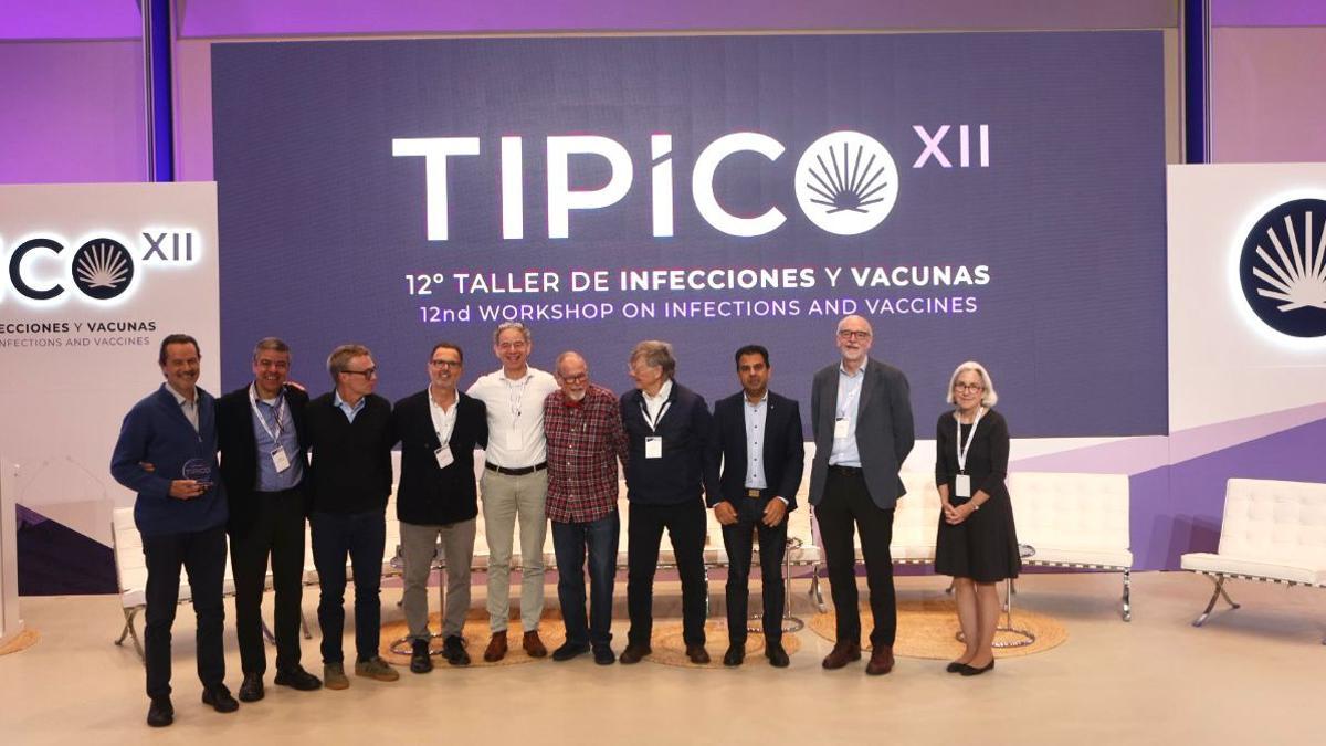 Federico Martinón, cuarto izquierda, con algunos de los participantes en el congreso en Santiago.