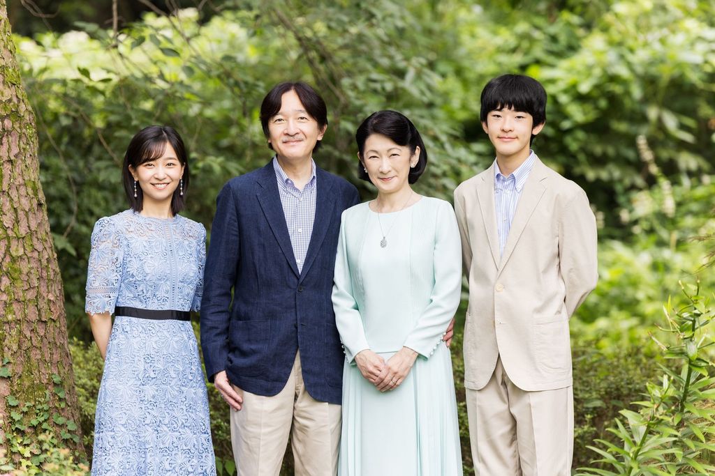 Fumihito de Akishino, con su familia