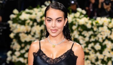 Georgina Rodríguez recupera un Alaïa de hace 32 años y convierte la alfombra roja de los Fashion Trust Arabia en un homenaje a los 90