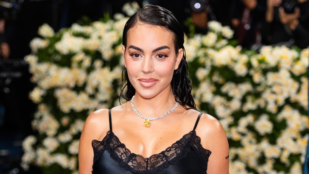 Georgina Rodríguez recupera un Alaïa de hace 32 años y convierte la alfombra roja de los Fashion Trust Arabia en un homenaje a los 90