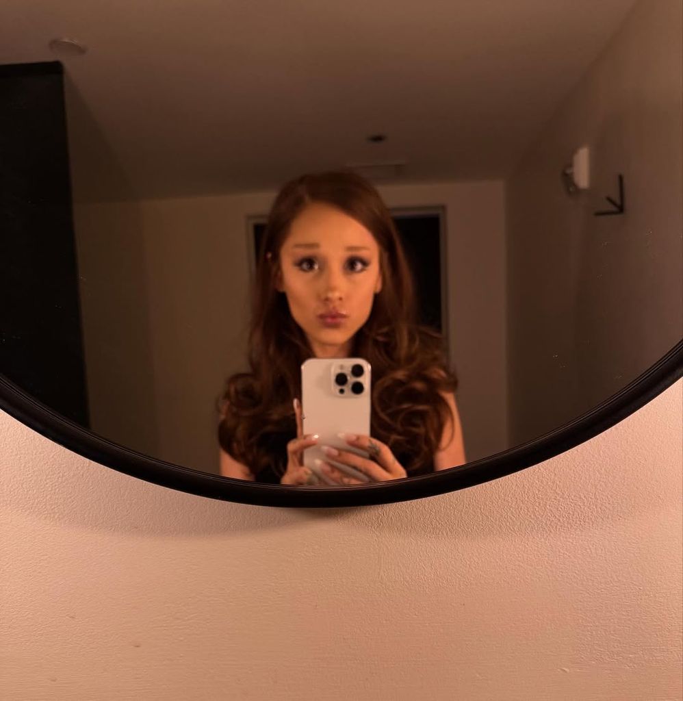 Ariana Grande vuelve a su pelo castaño. 