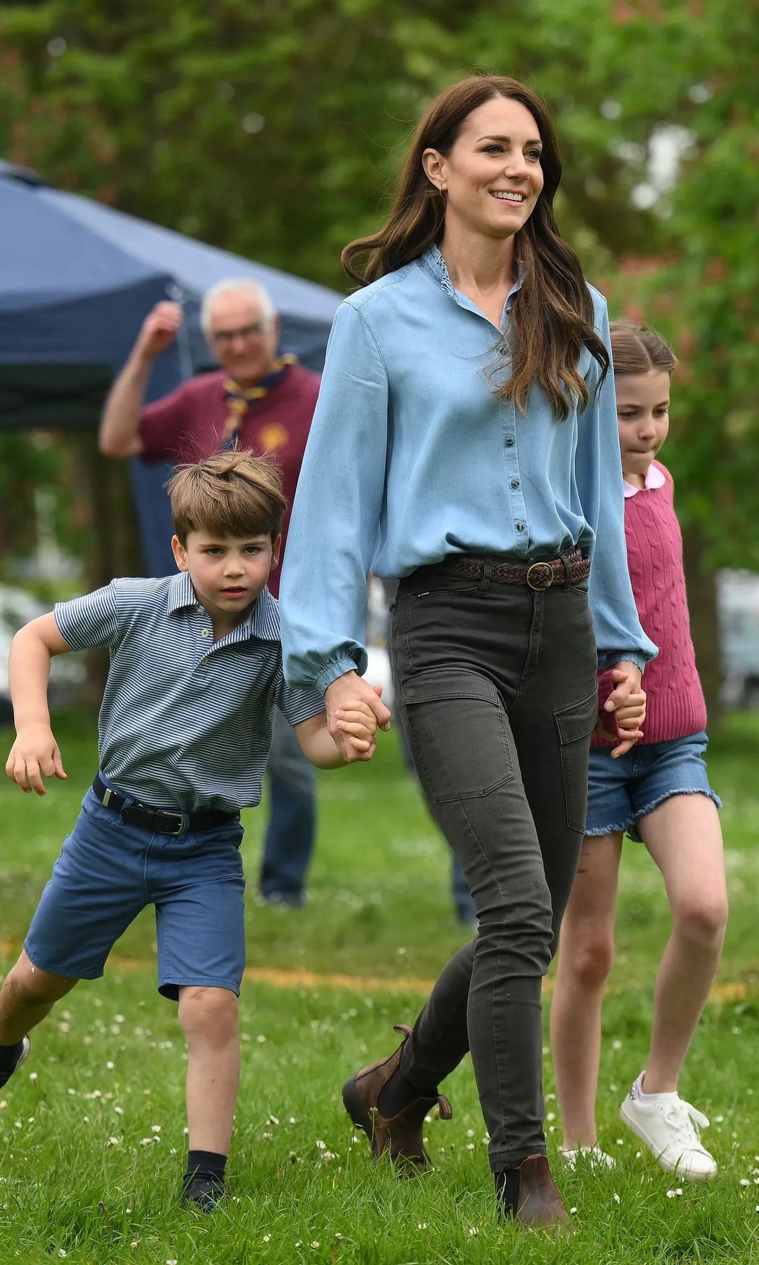 Kate Middleton con camisa vaquera