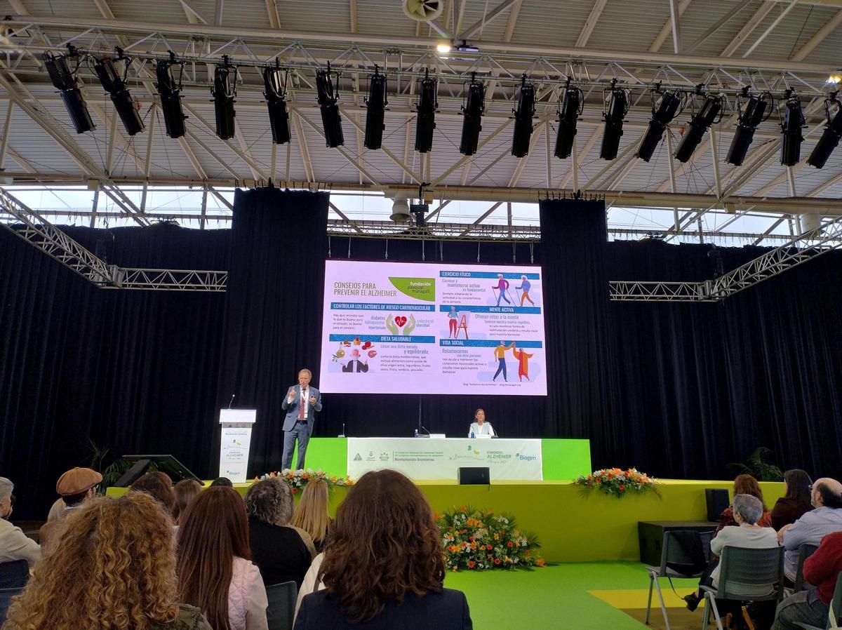 El ponente muestra en la pantalla los consejos para prevenir el alzhéimer.