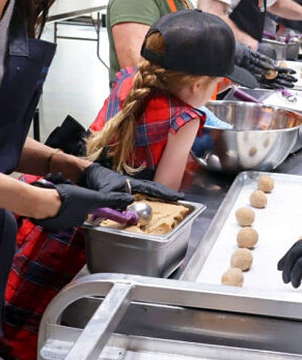 Meghan Markle y su hija Lilibet participando como voluntarias en un comedor social