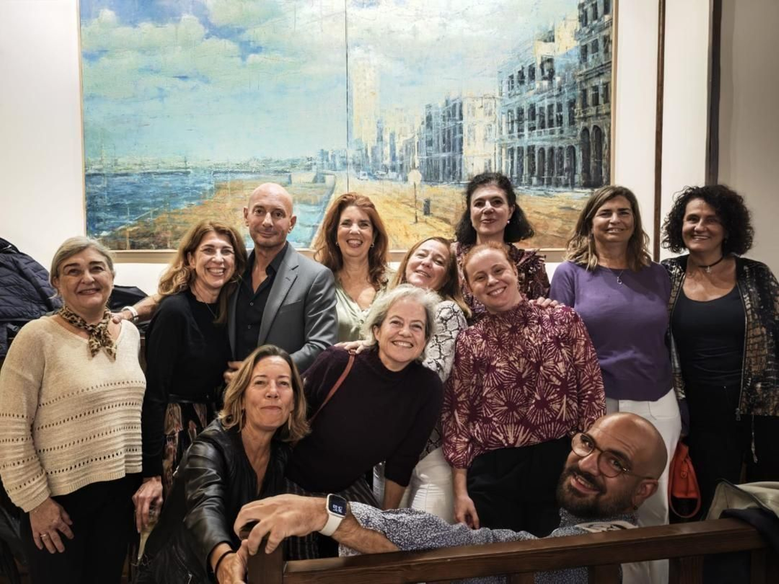 El artista con Mariló Reina, Rocío Román, Carmen Parody, Marita Hernández, Constanza Guajardo-Fajardo, Rosalía Ascaso, Celia Díaz, Paola San Emeterio, María Redondo y María del Mar Díez.