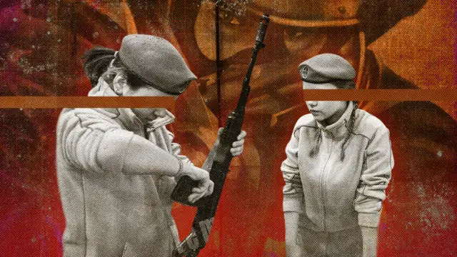 Una chica a la izquierda está manipulando un rifle, mientras que otra adolescente a la derecha la observa. Ambas visten uniforme militar y boina.