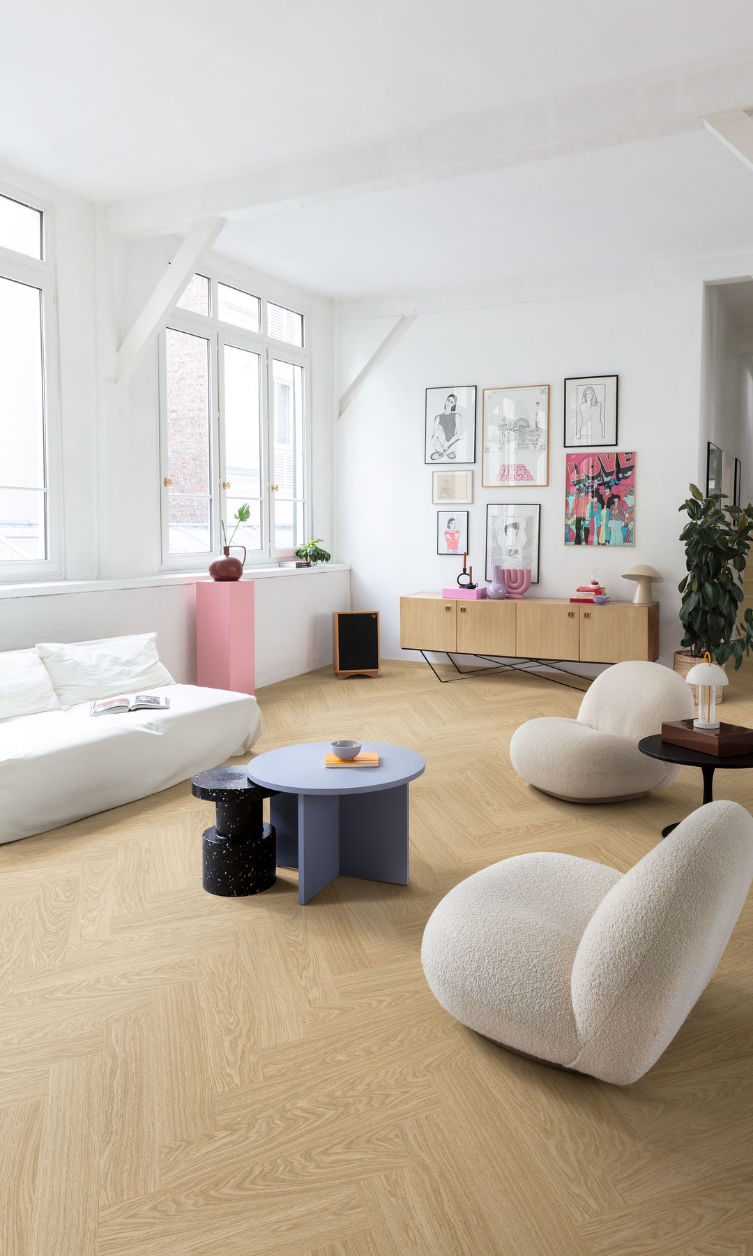 Salón luminoso con suelo vinílico imitación madera