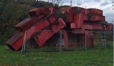 Se parte en dos la escultura Marea Roja en Langreo, memoria del campo de concentración del Fondón