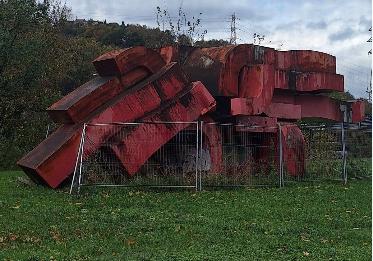Se parte en dos la escultura Marea Roja en Langreo, memoria del campo de concentración del Fondón
