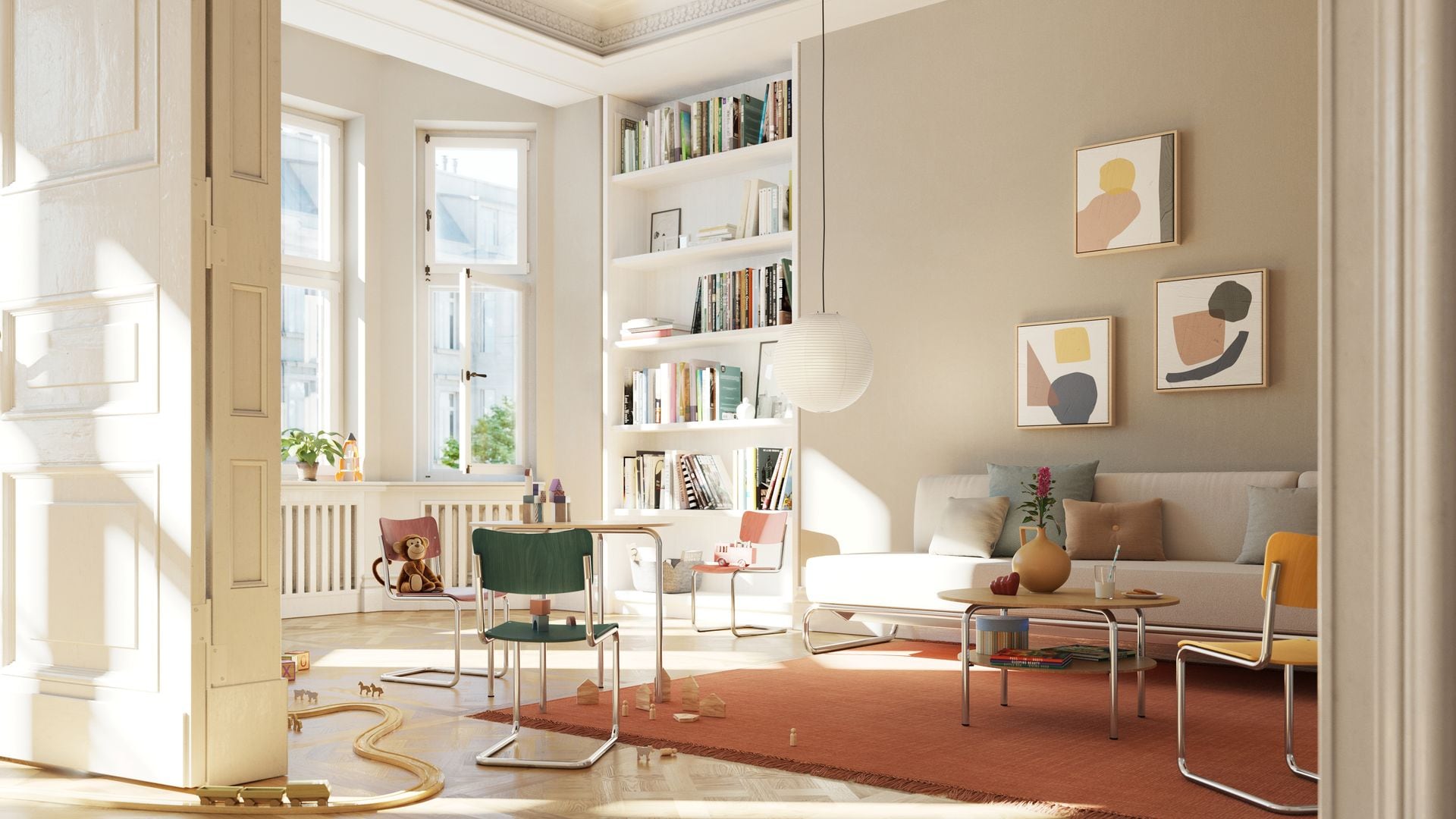 Salón con grandes ventanales, estantería a medida blanca, suelo de madera, alfombra marrón, sofá beige, sillas metálicas de colores infantiles, juguetes en el suelo, cuadros en la pared