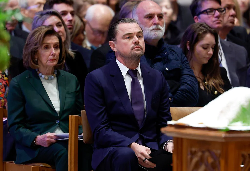 Leonardo DiCaprio en el funeral de Jane Goodall con Nancy Pelosi y el chef José Andrés en Washington
