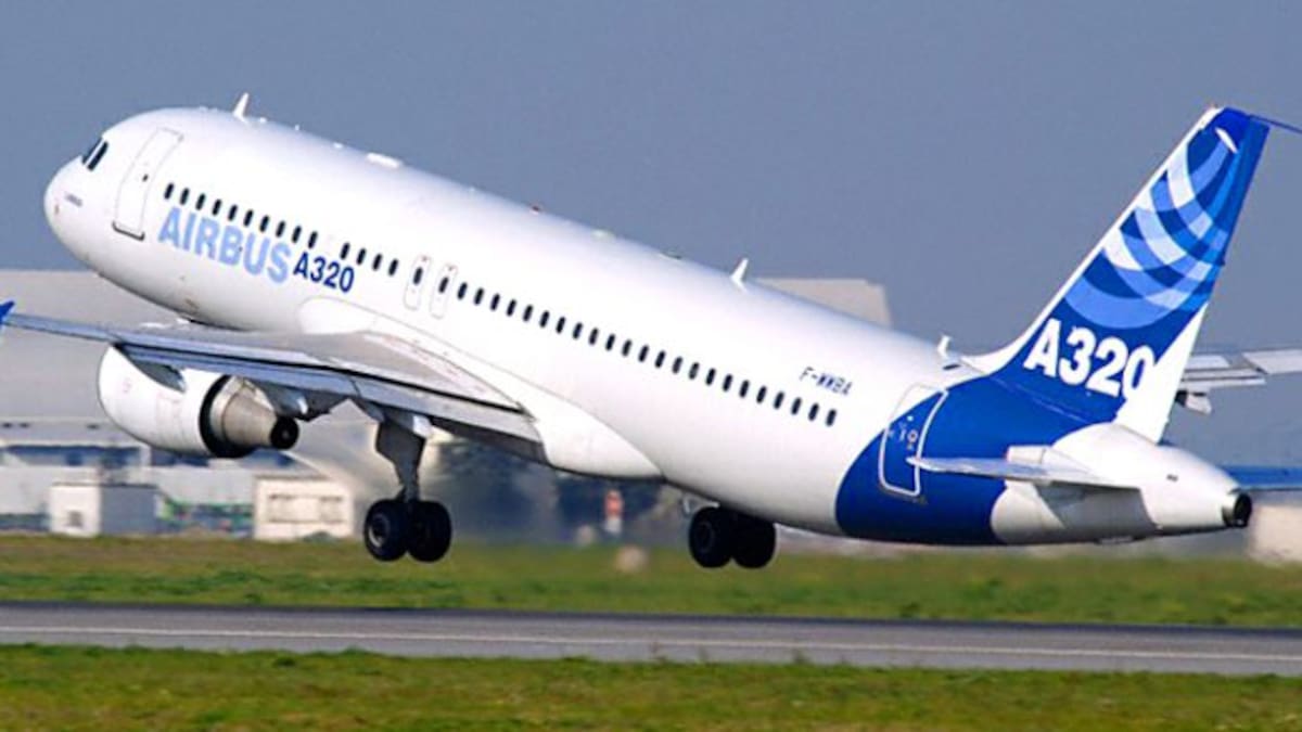 Airbus pide revisar los aviones de la flota A320 tras detectar que la radiación solar puede dañar los controles de vuelo | Sociedad