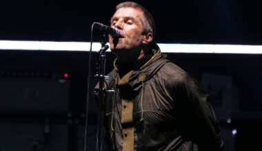 Liam Gallagher llegó a la Argentina para los shows de Oasis: el gesto con un fan y la eterna pelea con su hermano Noel