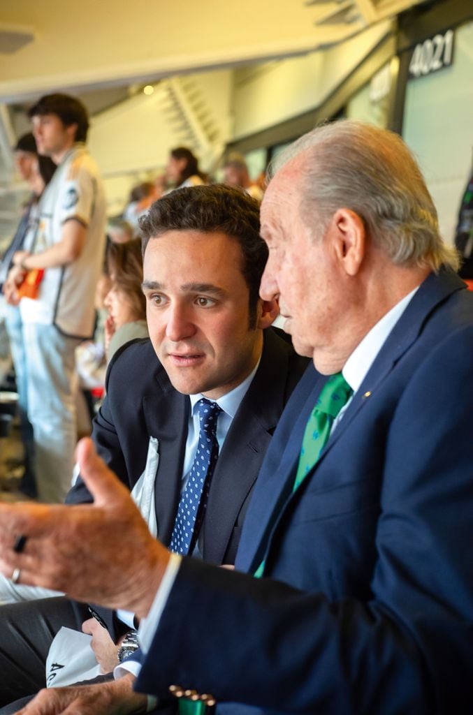 Debray afirma que apostilla: "Pertenecen a la familia del Rey y, en ese sentido, son objeto del escrutinio de los medios, que a menudo no les perdonan nada. Se sienten constantemente juzgados sin haber pedido nada"